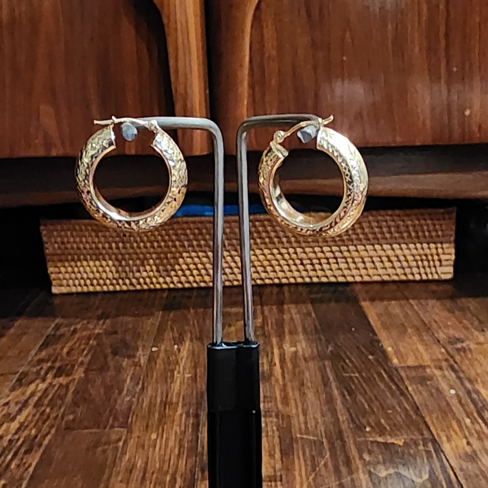 14K Gold Diamond Cut Hoop Earrings - 3/4" Diameter - Very Sparkly